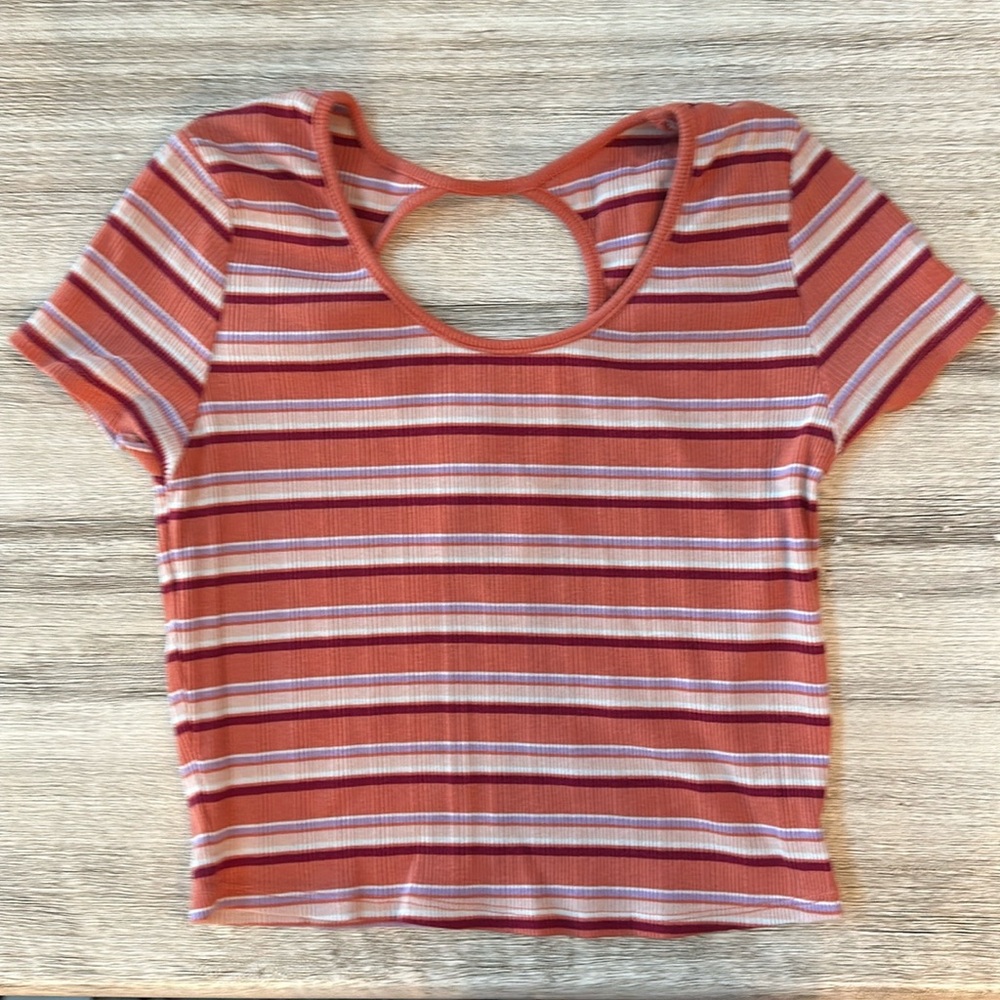SO purple,pink,and white ribbed cropped top with circle cutout back.size:L